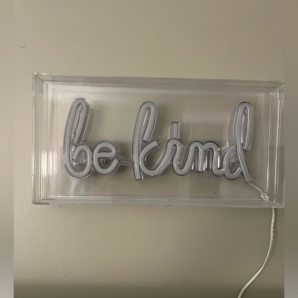 LED Neon Lights “Be Kind” plug in with cord - Picture 2 of 3